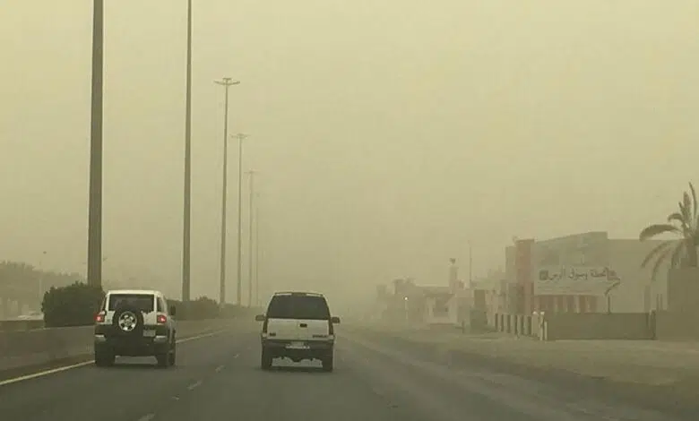 استمرار تأثير الرياح النشطة المثيرة للأتربة على عدة مناطق