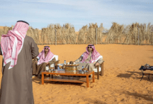 الأمير تركي بن محمد بن فهد يزور موقع السماء المظلمة بصحراء النفود الكبير