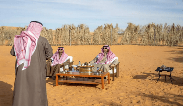 الأمير تركي بن محمد بن فهد يزور موقع السماء المظلمة بصحراء النفود الكبير