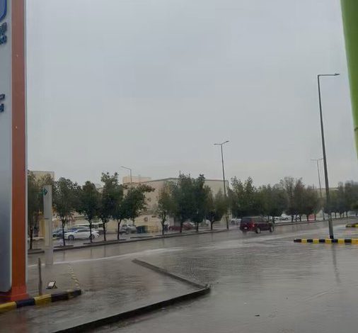 الرياض تحت الغيث.. أمطار غزيرة وأجواء غائمة منذ الصباح