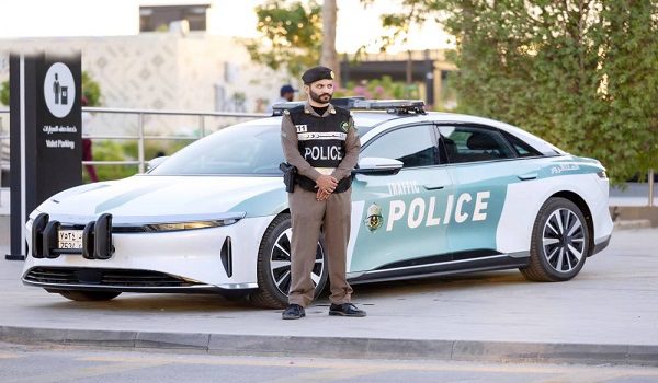 المرور يتيح لزوّار معرض واحة الآمان تجربة القيادة الآمنة عبر جهاز محاكاة