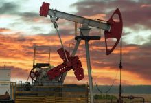 النفط يتراجع عند التسوية ويتجه لأسوأ أداء سنوي منذ 2020