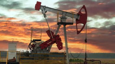 النفط يتراجع عند التسوية ويتجه لأسوأ أداء سنوي منذ 2020