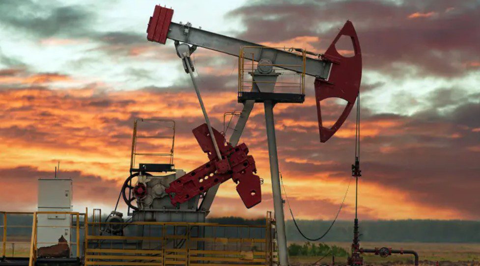 النفط يتراجع عند التسوية ويتجه لأسوأ أداء سنوي منذ 2020