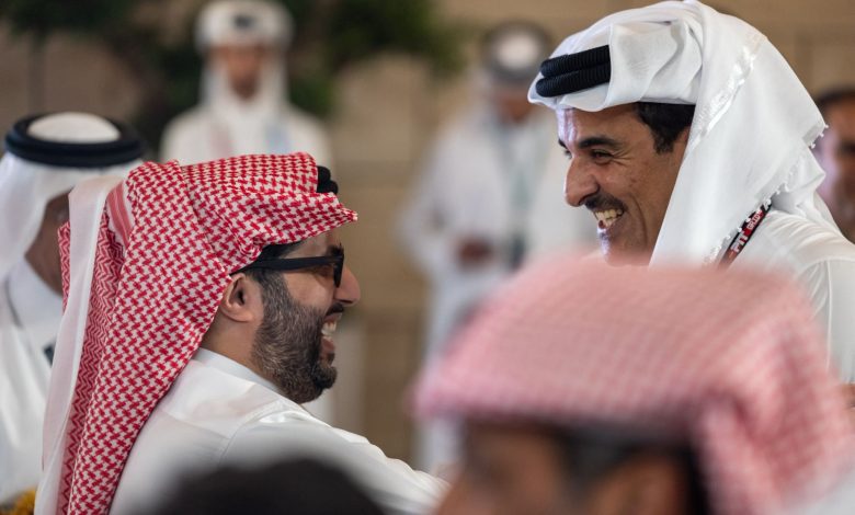 حفاوة الاستقبال عكست عمق الأخوة.. تركي آل الشيخ يلتقي أمير قطر في الدوحة