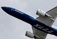 خلل في محرّك طائرة "بوينغ 777" يشعل حريقًا بمدرج مطار واشنطن