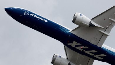 خلل في محرّك طائرة "بوينغ 777" يشعل حريقًا بمدرج مطار واشنطن