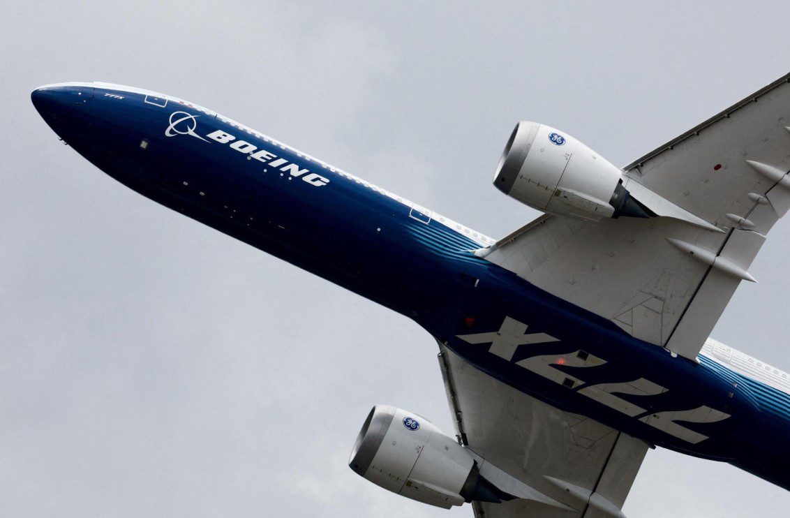 خلل في محرّك طائرة "بوينغ 777" يشعل حريقًا بمدرج مطار واشنطن