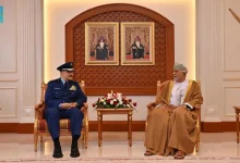 سلطان عُمان يمنح قائد القوات الجوية الملكية السعودية وسام عُمان العسكري