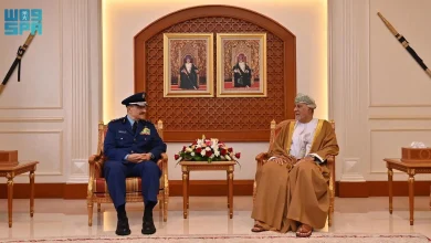 سلطان عُمان يمنح قائد القوات الجوية الملكية السعودية وسام عُمان العسكري