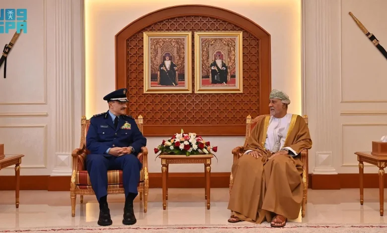 سلطان عُمان يمنح قائد القوات الجوية الملكية السعودية وسام عُمان العسكري