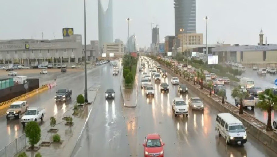 طقس اليوم.. أمطار رعدية ورياح نشطة على عدة مناطق