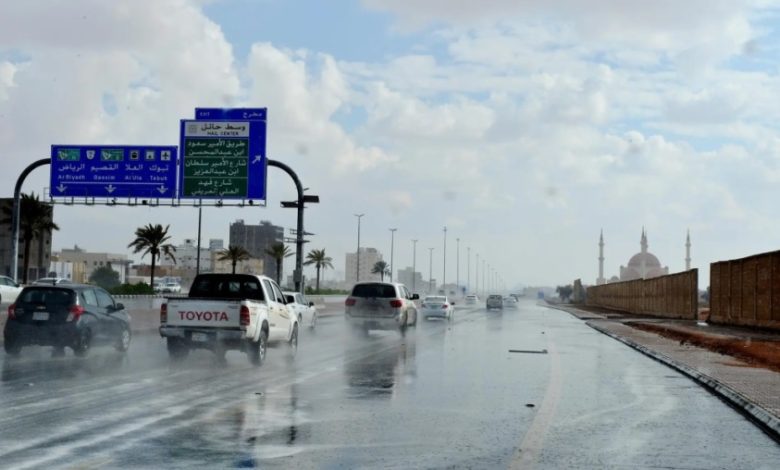 طقس اليوم.. توقعات بأمطار ورياح مثيرة للأتربة على 6 مناطق