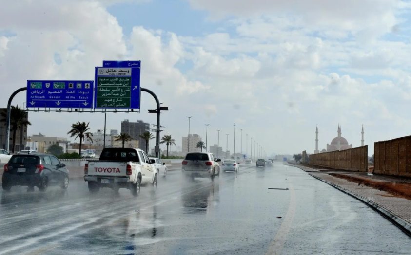 طقس اليوم.. توقعات بأمطار ورياح مثيرة للأتربة على 6 مناطق