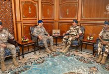 قائد القوات الجوية يزور سلاح الجو السلطاني العُماني ويبحث تعزيز التعاون