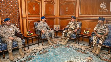 قائد القوات الجوية يزور سلاح الجو السلطاني العُماني ويبحث تعزيز التعاون