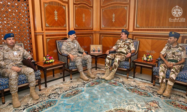 قائد القوات الجوية يزور سلاح الجو السلطاني العُماني ويبحث تعزيز التعاون