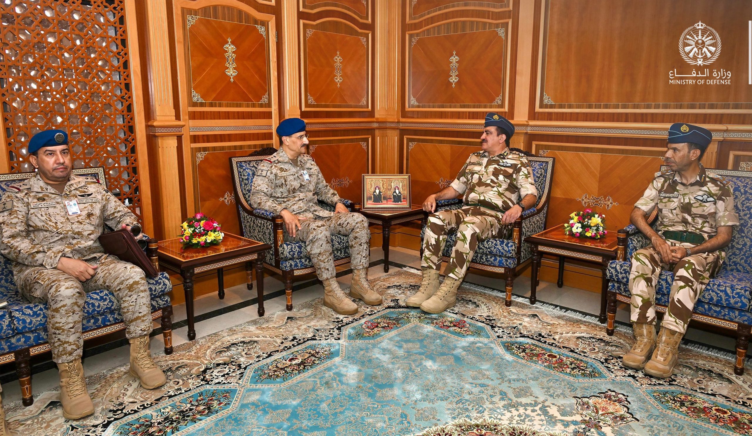 قائد القوات الجوية يزور سلاح الجو السلطاني العُماني ويبحث تعزيز التعاون