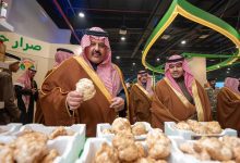 منتج زراعي يلفت اهتمام أمير حائل خلال حفل جائزة التميز البيئي