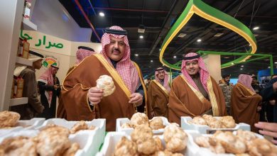 منتج زراعي يلفت اهتمام أمير حائل خلال حفل جائزة التميز البيئي