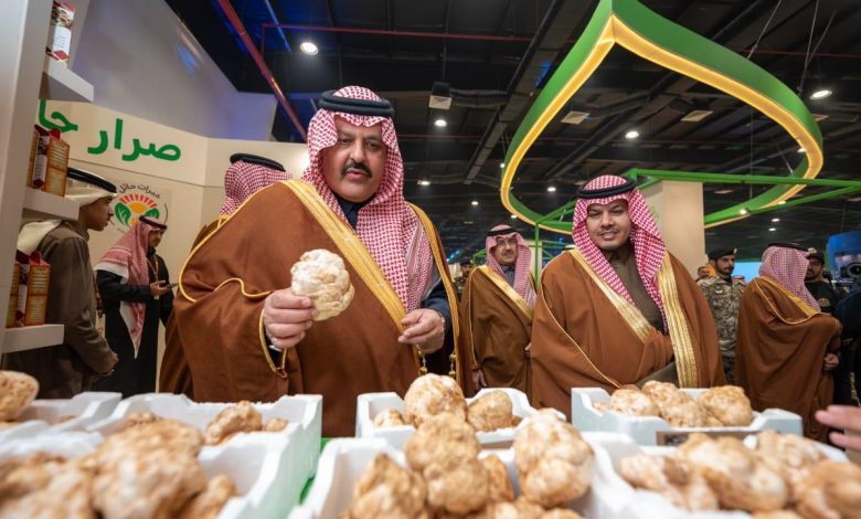 منتج زراعي يلفت اهتمام أمير حائل خلال حفل جائزة التميز البيئي