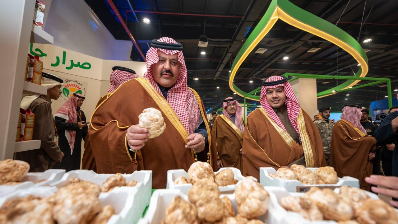 منتج زراعي يلفت اهتمام أمير حائل خلال حفل جائزة التميز البيئي