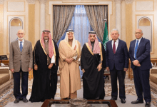 وزير الخارجية يستقبل رئيس مجلس أمناء وأعضاء مركز أكسفورد للدراسات الإسلامية