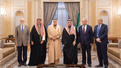 وزير الخارجية يستقبل رئيس مجلس أمناء وأعضاء مركز أكسفورد للدراسات الإسلامية