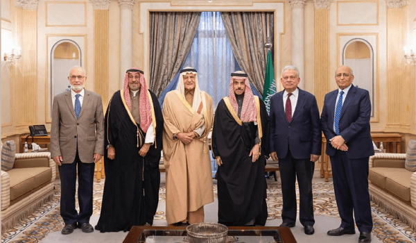 وزير الخارجية يستقبل رئيس مجلس أمناء وأعضاء مركز أكسفورد للدراسات الإسلامية