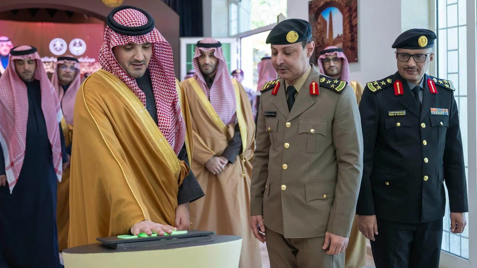 وزير الداخلية يضع حجر أساس مركز "911" بمنطقة الجوف