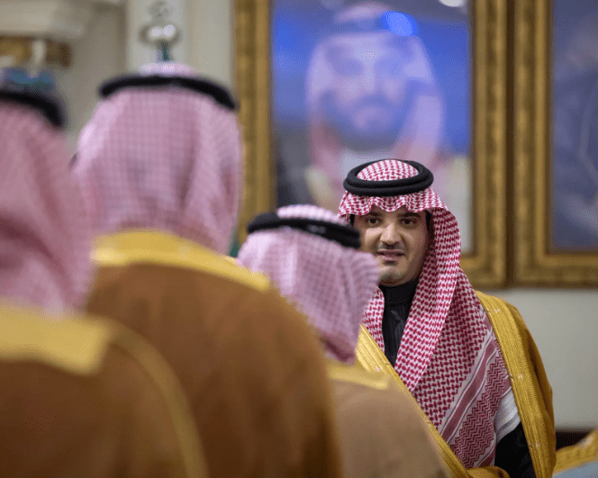 وزير الداخلية يلتقي أهالي الجوف وينقل لهم تحيات القيادة