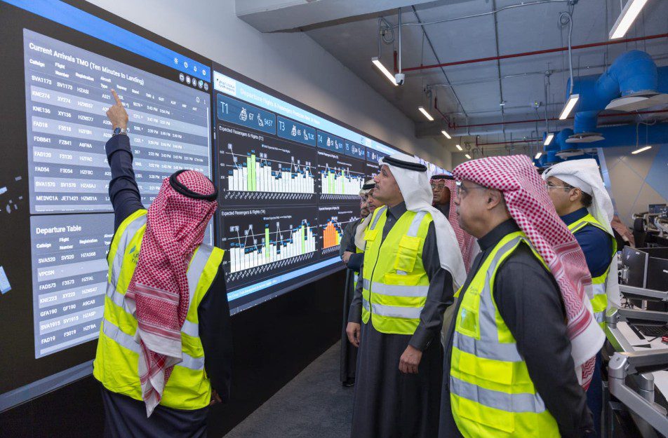 وزير النقل يتفقد سير العمليات التشغيلية في مطار الملك خالد الدولي بالرياض
