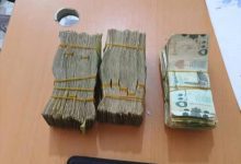 الأجهزة الأمنية بالشحر تضبط متهمين بسرقة مبلغ مالي من إحدى العُزَب السكنية