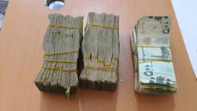 الأجهزة الأمنية بالشحر تضبط متهمين بسرقة مبلغ مالي من إحدى العُزَب السكنية