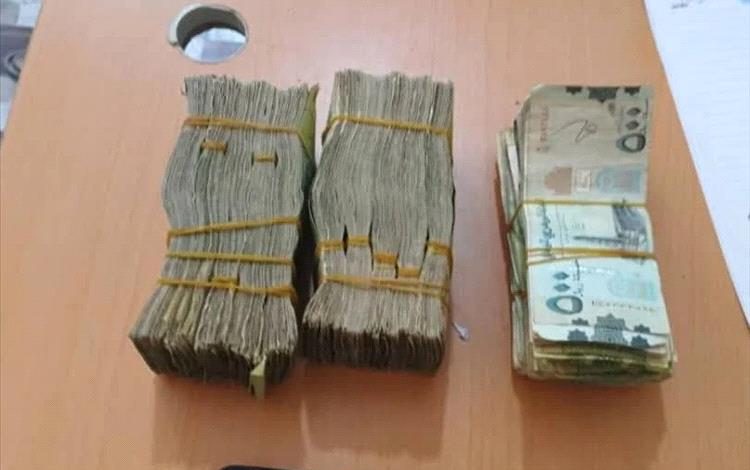 الأجهزة الأمنية بالشحر تضبط متهمين بسرقة مبلغ مالي من إحدى العُزَب السكنية