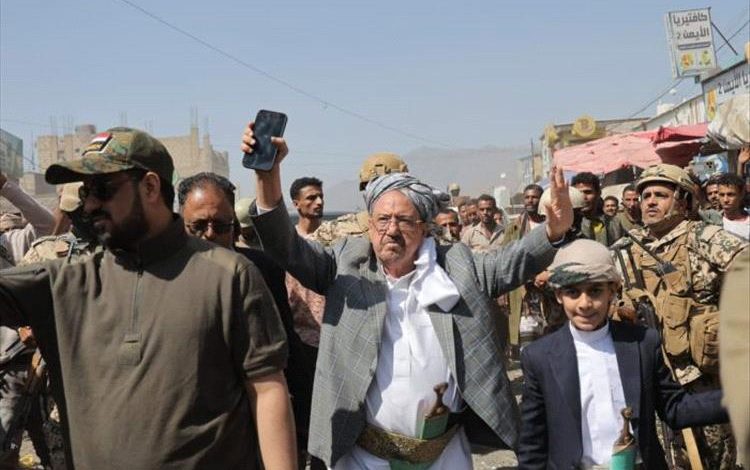 البركاني يصل المعافر ويفتتح مشروعين للمياه