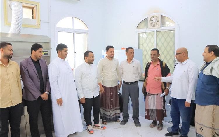 العمودي يطلع على سير العمل بمختبر فحص الانسجة بالمركز الوطني لعلاج الأورام بسيئون