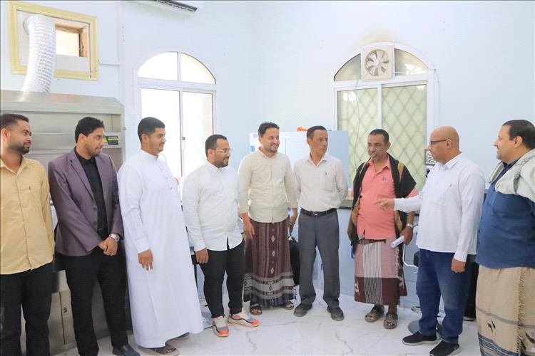 العمودي يطلع على سير العمل بمختبر فحص الانسجة بالمركز الوطني لعلاج الأورام بسيئون