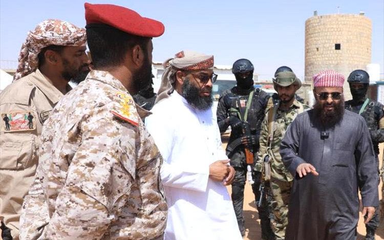 القائد العام لقوات درع الوطن يشرف ميدانياً على جاهزية القوات في حضرموت