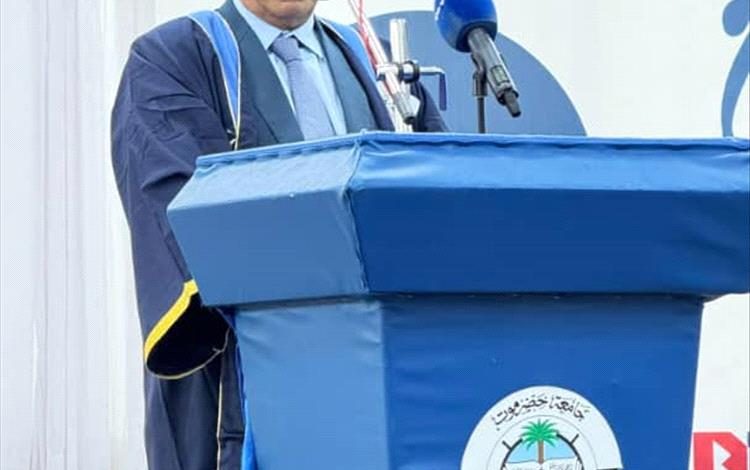 تتواصل الآن عملية تكريم طلاب جامعة حضرموت