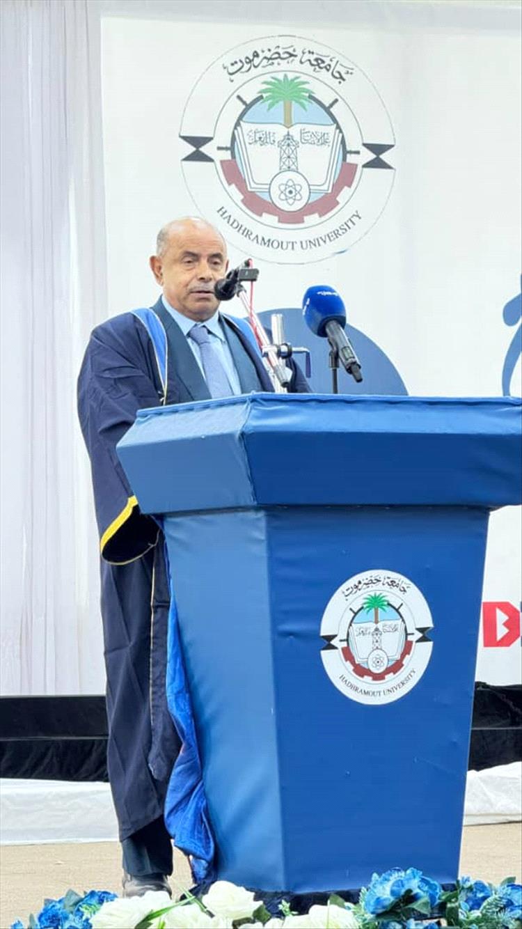 تتواصل الآن عملية تكريم طلاب جامعة حضرموت