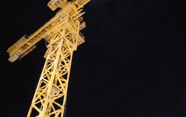تركيب الرافعة البرجية  "Tower crane" في سد البوابات لسد حسان الاستراتيجي بأبين
