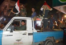 تقف خلفه امرأة.. ضبط معملٍ محلي لإنتاج الخمور في تعز