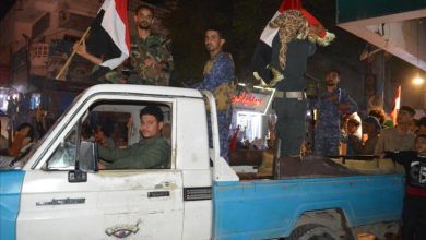 تقف خلفه امرأة.. ضبط معملٍ محلي لإنتاج الخمور في تعز