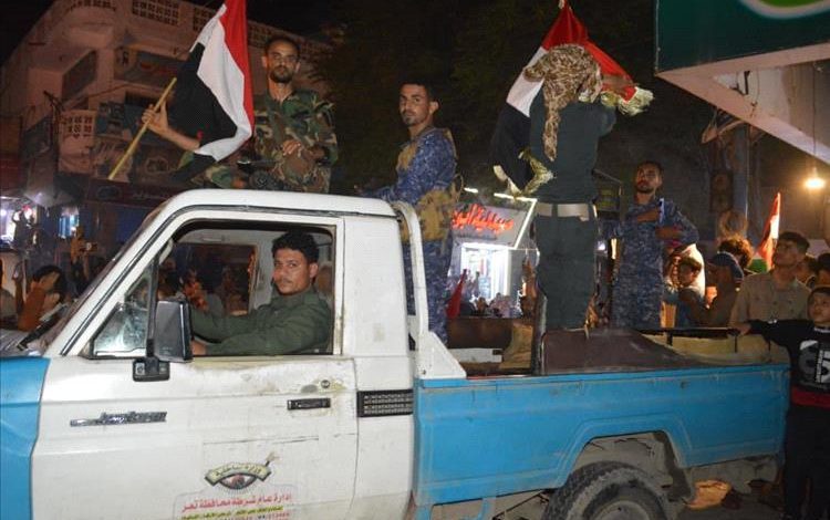 تقف خلفه امرأة.. ضبط معملٍ محلي لإنتاج الخمور في تعز