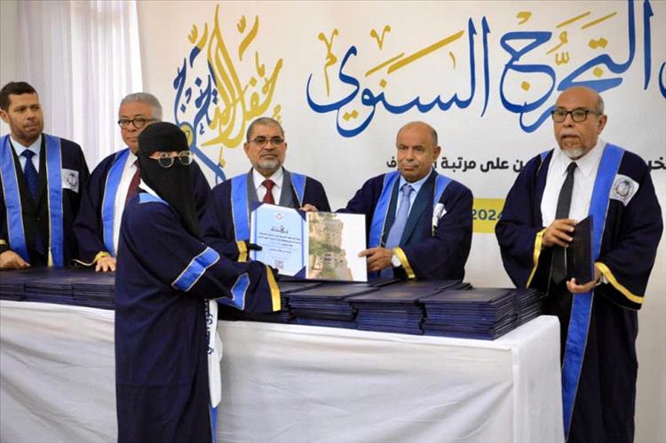 جامعة حضرموت تحتفي بتخرّج الدفعة الـ 27 للعام الجامعي 2025-2024