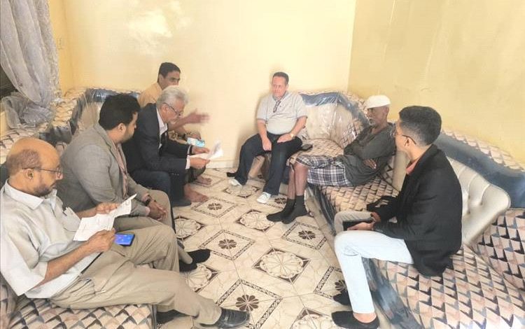 فريق التوجيه والرقابة الرئاسي ورئيس تنفيذية انتقالي لحج يزورا المناضل فضل مفتاح في منزله للاطمئنان على صحته