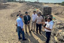 فريق وزارة الزراعة والأسماك يتفقد أعمال مشروع حماية أراضي المزارعين في وادي تمنان بلحج