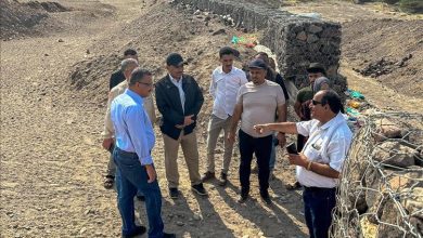 فريق وزارة الزراعة والأسماك يتفقد أعمال مشروع حماية أراضي المزارعين في وادي تمنان بلحج