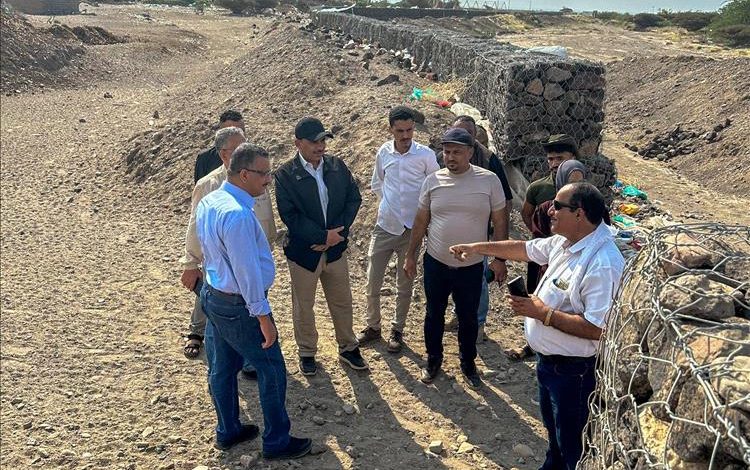 فريق وزارة الزراعة والأسماك يتفقد أعمال مشروع حماية أراضي المزارعين في وادي تمنان بلحج